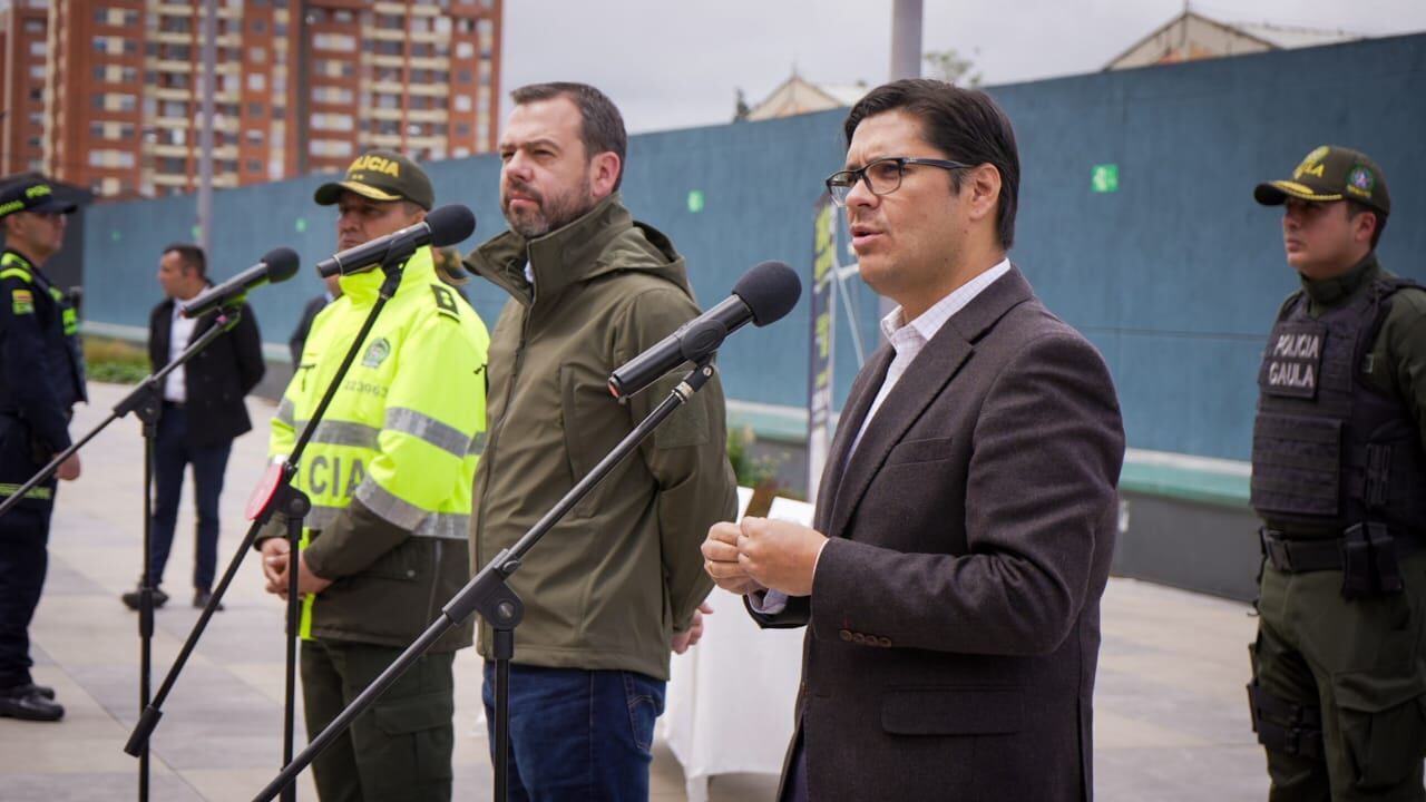 Alcalde Carlos Fernando Galán y el secretario de Seguridad, César Restrepo