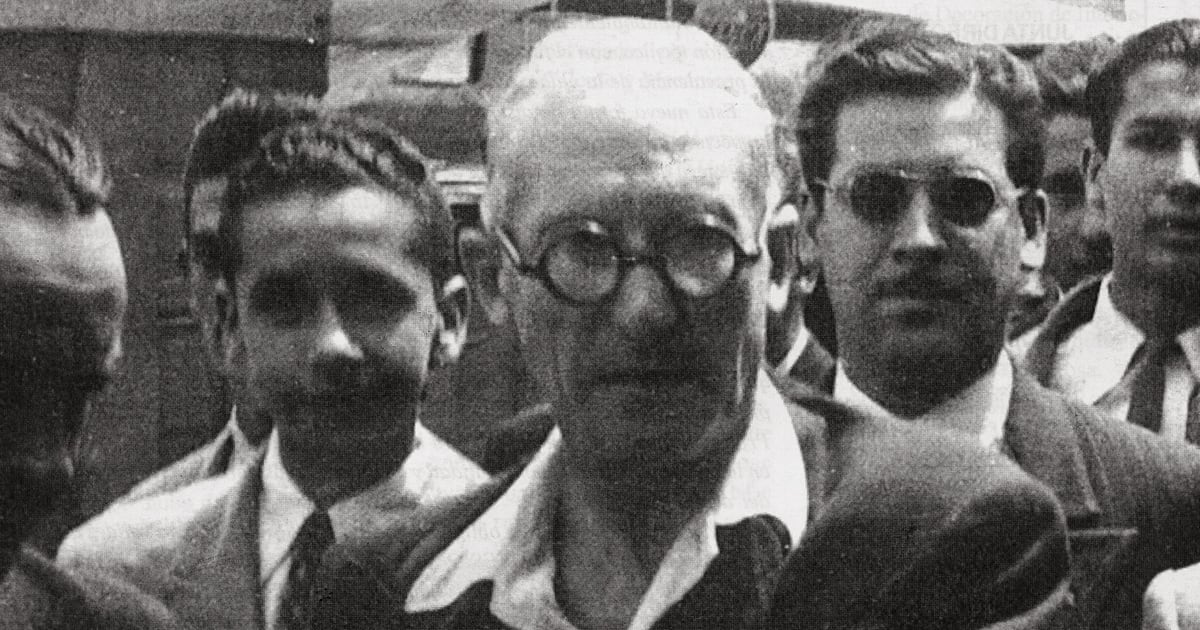 Le Corbusier en el aeropuerto de Techo durante su primera visita a Bogotá, en 1947.