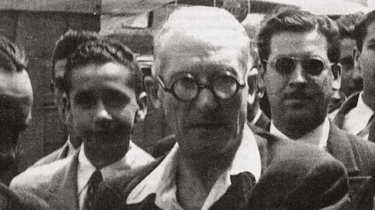 Le Corbusier en el aeropuerto de Techo durante su primera visita a Bogotá, en 1947.