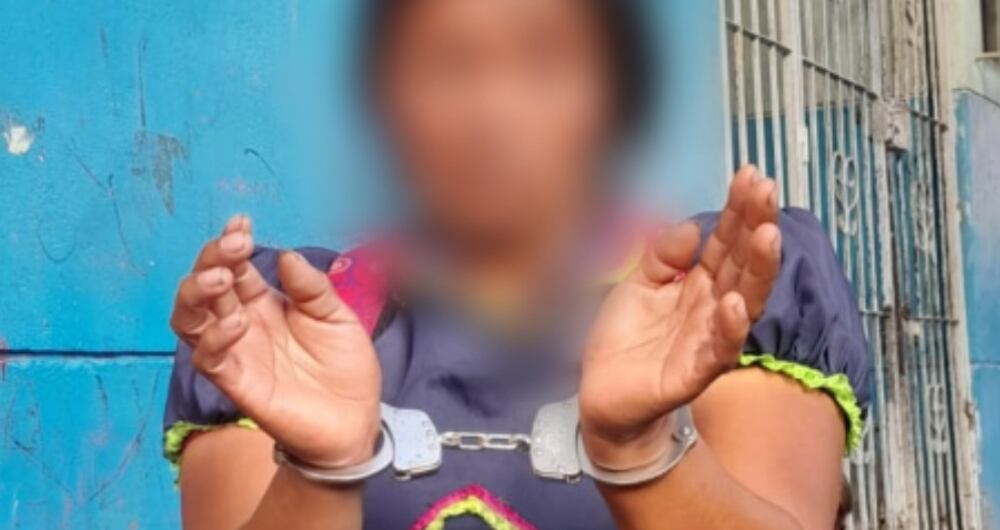 Indígena esposada por la Policía Nacional en Medellín.