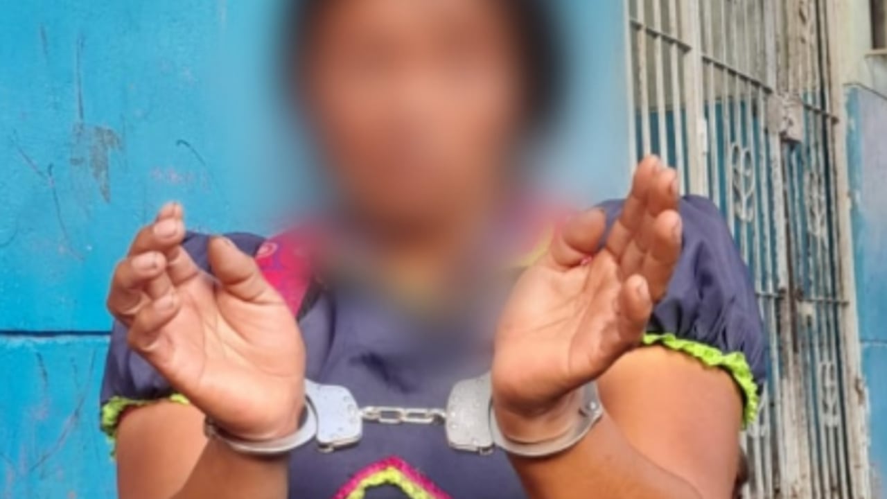 Indígena esposada por la Policía Nacional en Medellín.