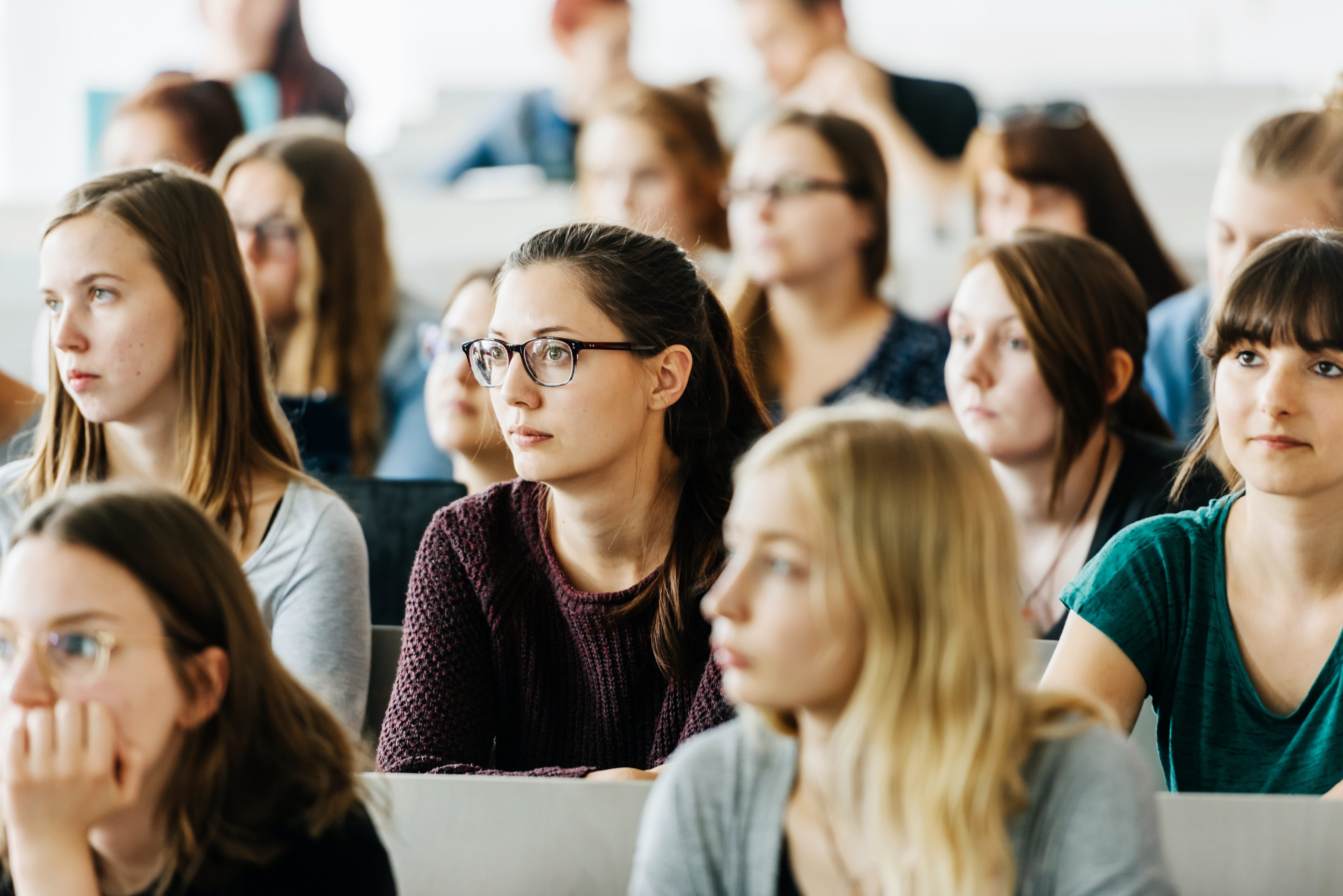 La Facultad de Economía de la Universidad de los Andes, en articulación con el programa TREES, lanzó una convocatoria dirigida a mujeres estudiantes universitarias interesadas en fortalecer sus habilidades académicas y profesionales, al tiempo que participan en un estudio sobre las brechas en la participación femenina.