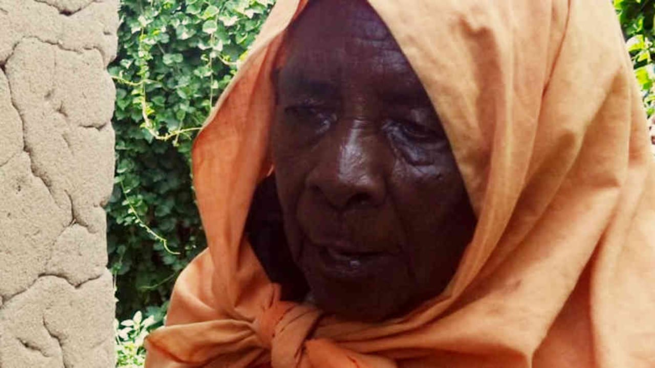 Zura Karuhimbi fingió ser una bruja para proteger la vida de un centenar de personas durante el genocidio de Ruanda. Foto: Jean Pierre Bucyensenge.