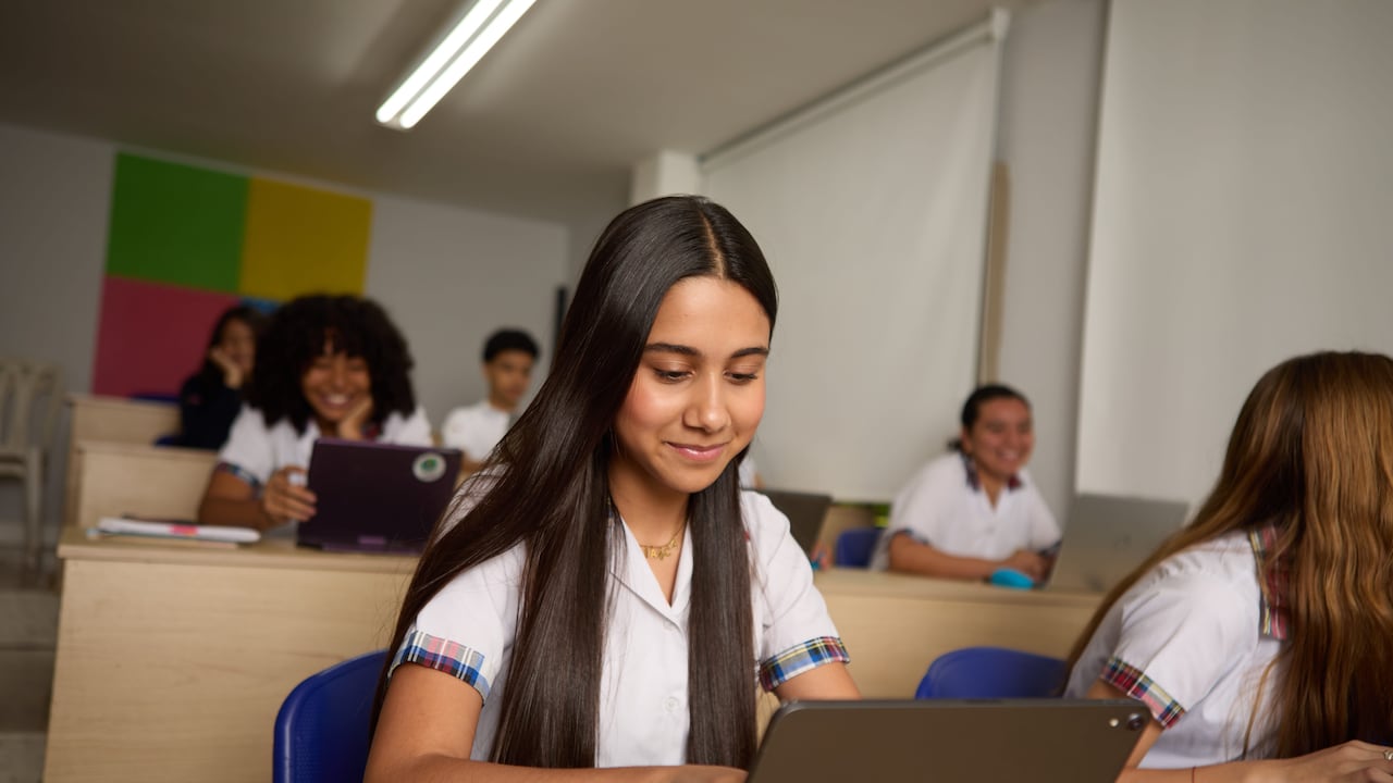 Esta estructura académica permite que los programas sean modulares y adaptables a las necesidades y tiempos de cada estudiante, facilitando que puedan combinar estudio y trabajo o cursar varias formaciones de forma simultánea.