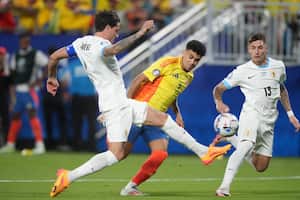 CHARLOTTE, NORTH CAROLINA - JULY 10: Jose Maria Gimenez and Guillermo Varela of Uruguay battle for possession with Luis Diaz of Colombia during the CONMEBOL Copa America 2024 semifinal match between Uruguay and Colombia at Bank of America Stadium on July 10, 2024 in Charlotte, North Carolina. Grant Halverson/Getty Images/AFP (Photo by GRANT HALVERSON / GETTY IMAGES NORTH AMERICA / Getty Images via AFP)