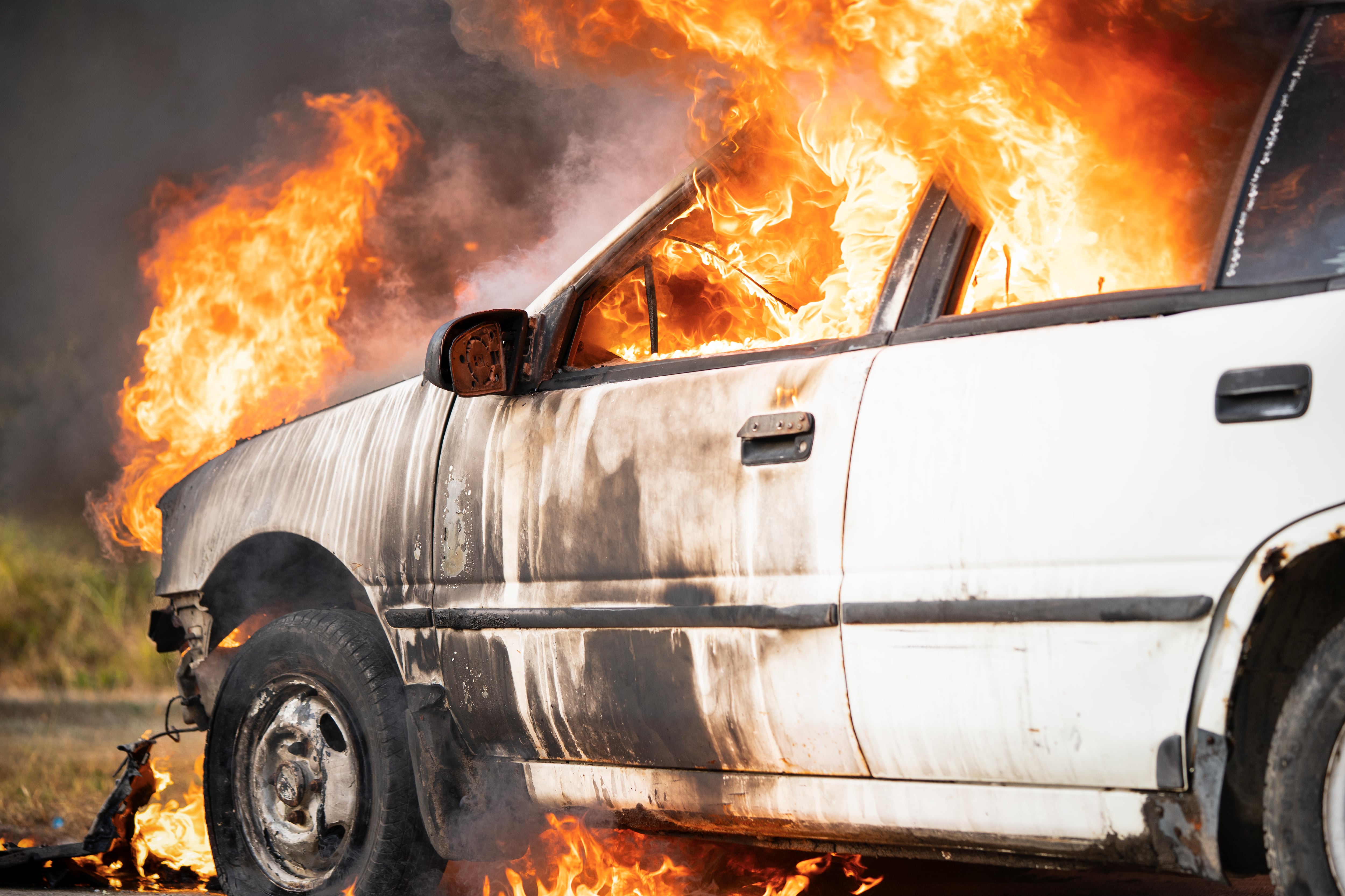Los incendios en automóviles pueden originarse por averías en el motor, el sistema eléctrico o actos vandálicos.