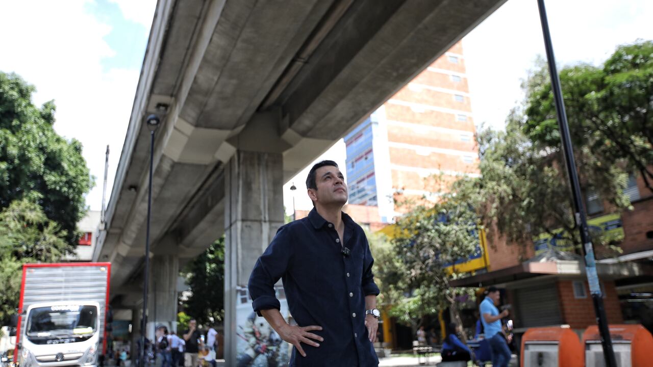 Juan Diego Alvira visita Medellín para realizar un recorrido por el metro elevado.