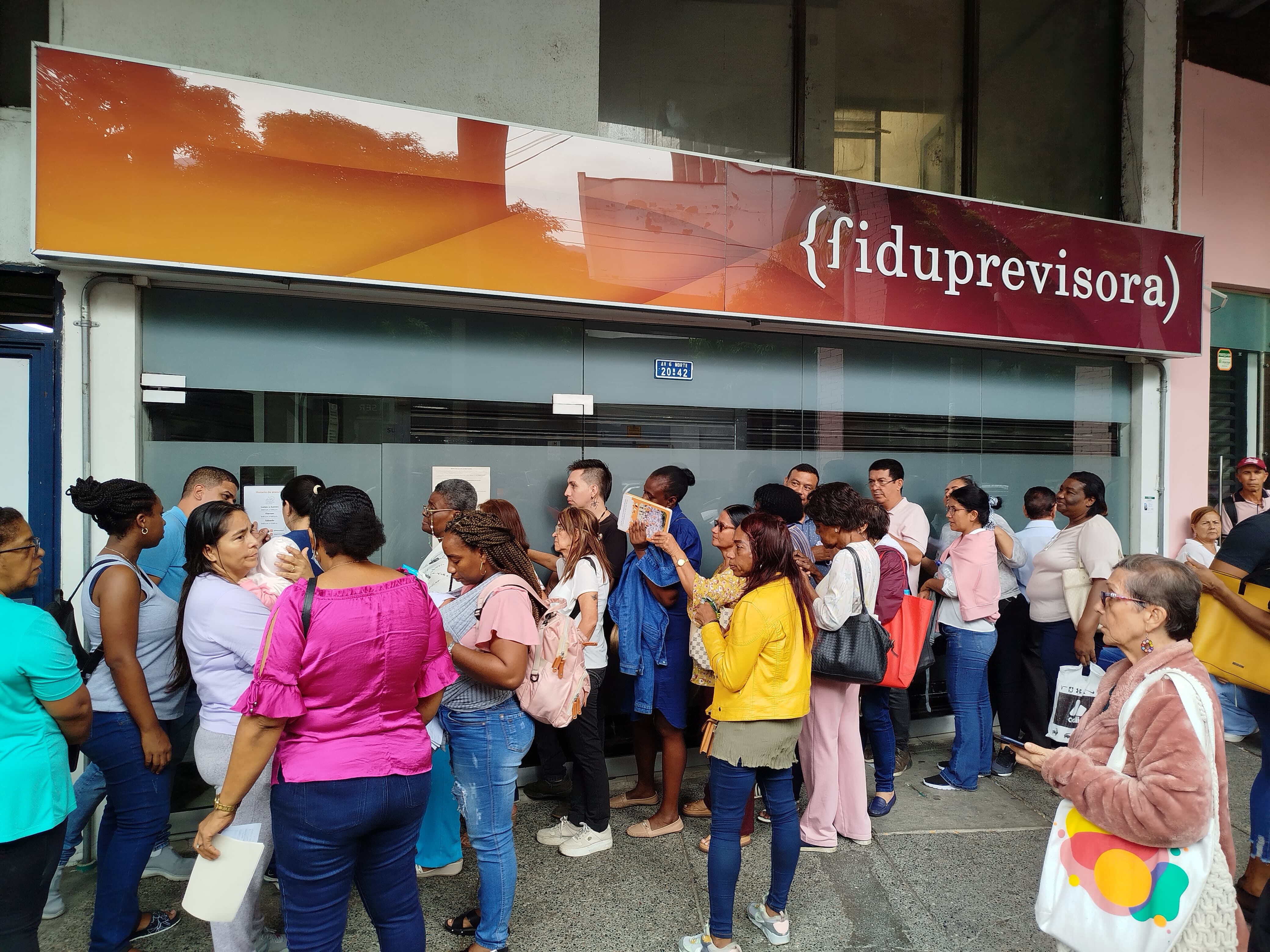 Largas filas para la tensión en salud de los maestros en Cali en las oficinas de fiduprevisora