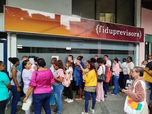 Largas filas para la tensión en salud de los maestros en Cali en las oficinas de fiduprevisora