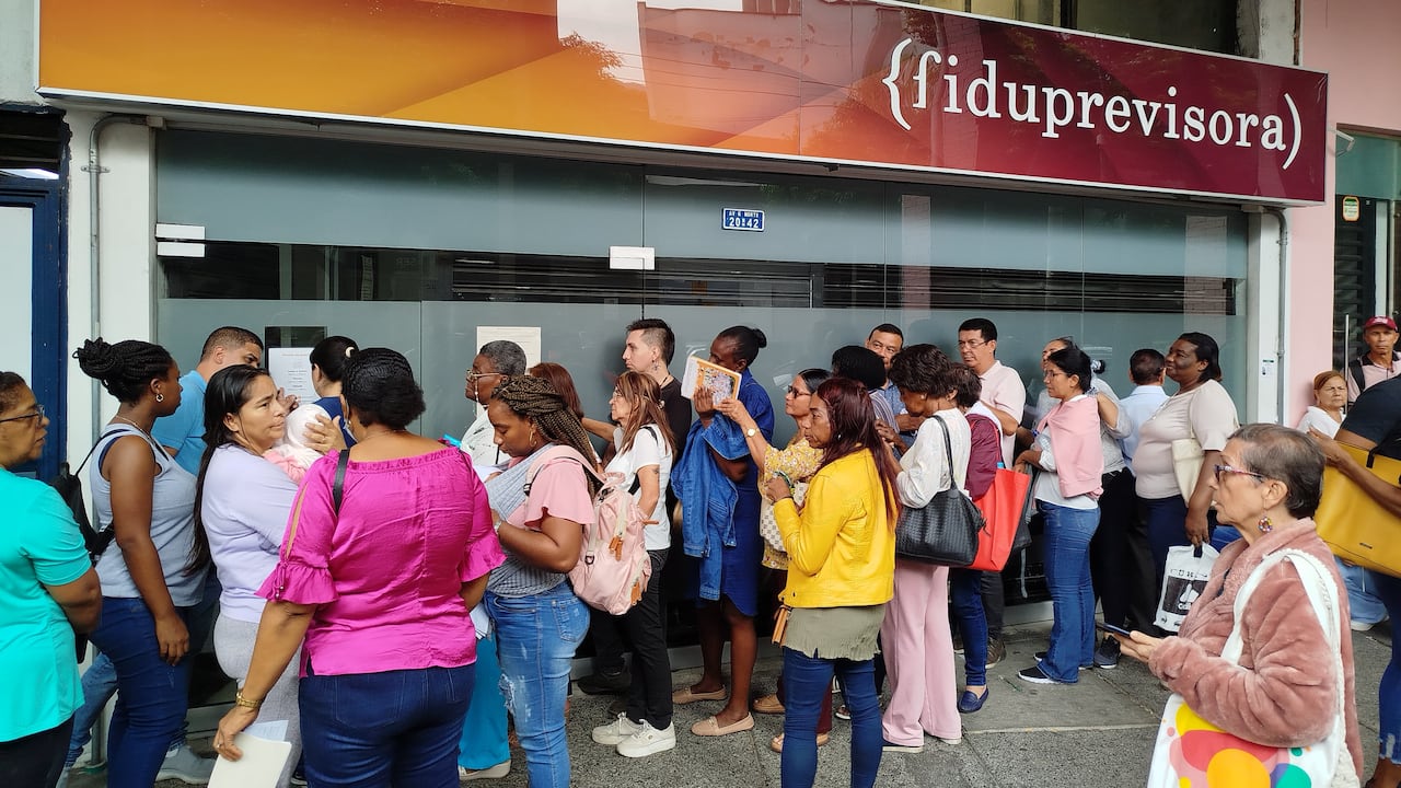 Largas filas para la tensión en salud de los maestros en Cali en las oficinas de fiduprevisora