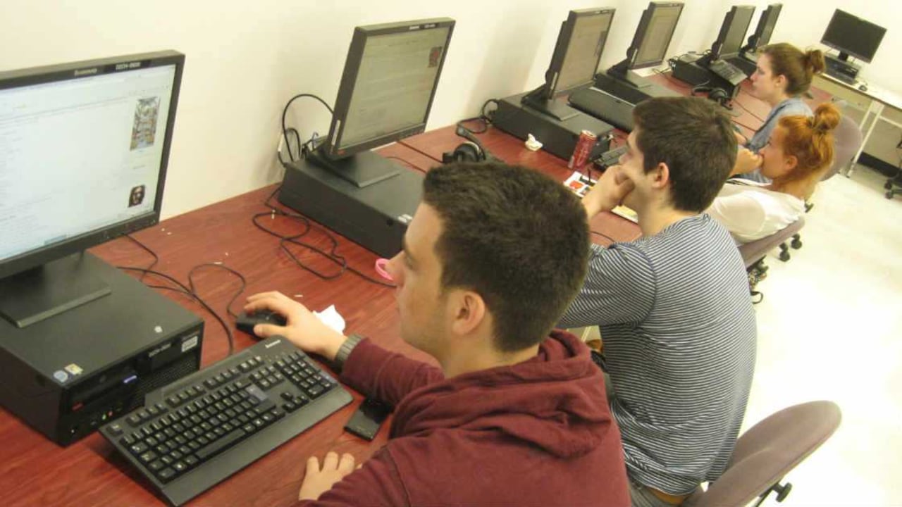 Los estudiantes que usan computadores con mucha frecuencia en la escuela obtienen peores resultados de aprendizaje.