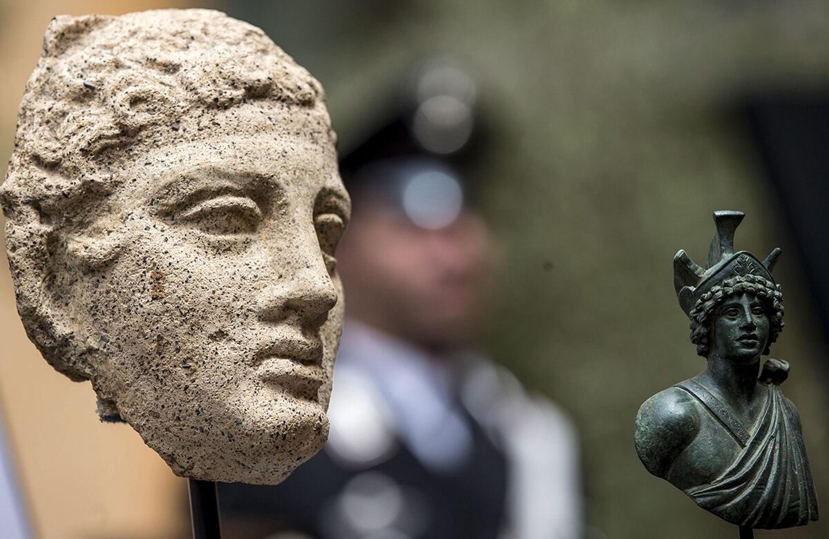 Una cabeza del siglo III a. C. y una figura romana del siglo II son exhibidas durante una rueda de prensa para informar la recuperación de tres frescos robados de Pompeya en los años 50, ahora parte de una colección de un estadounidense fallecido este 26 de mayo en Roma, Italia. (EFE/Massimo Percoss)