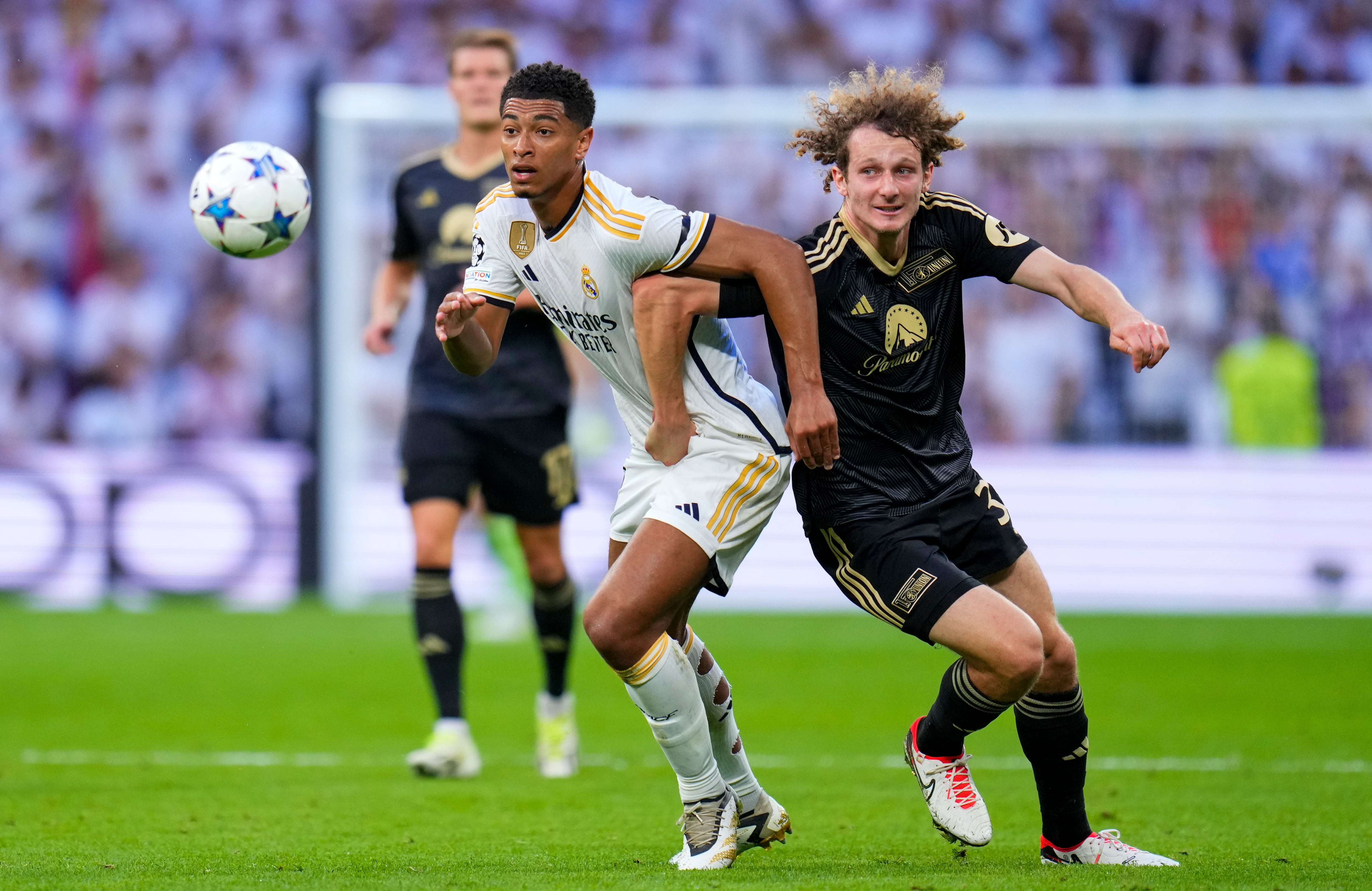 Real Madrid's Jude Bellingham, left, challenges for the ball with Union's Alex Kral during the Champions League group C soccer match between Real Madrid and FC Union Berlin at the Santiago Bernabeu stadium in Madrid, Wednesday, Sept. 20, 2023. (AP Photo/Manu Fernandez)