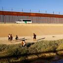 Migrantes que buscan asilo cruzan el río Bravo para entregarse a los agentes de la Patrulla Fronteriza de EE. UU. para solicitar asilo (imagen de referencia).