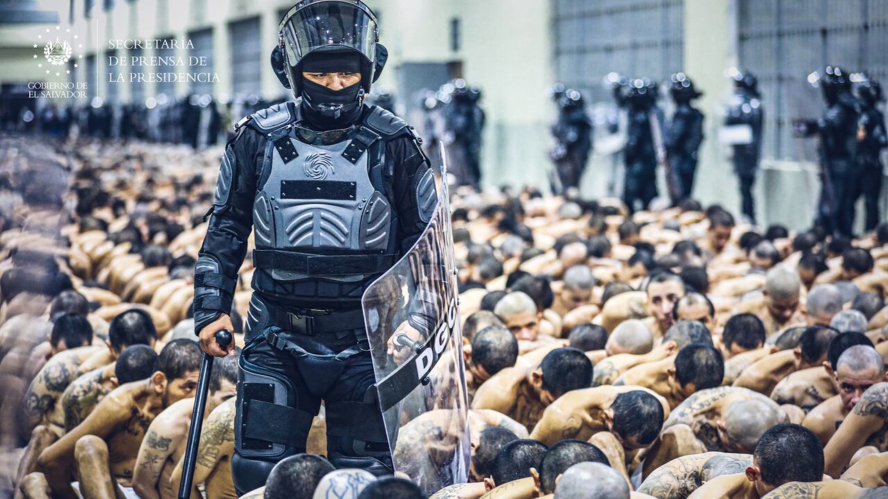 Presidente Nayib Bukele ejecutó el segundo traslado de 2,000 pandilleros al Centro de Confinamiento del Terrorismo.