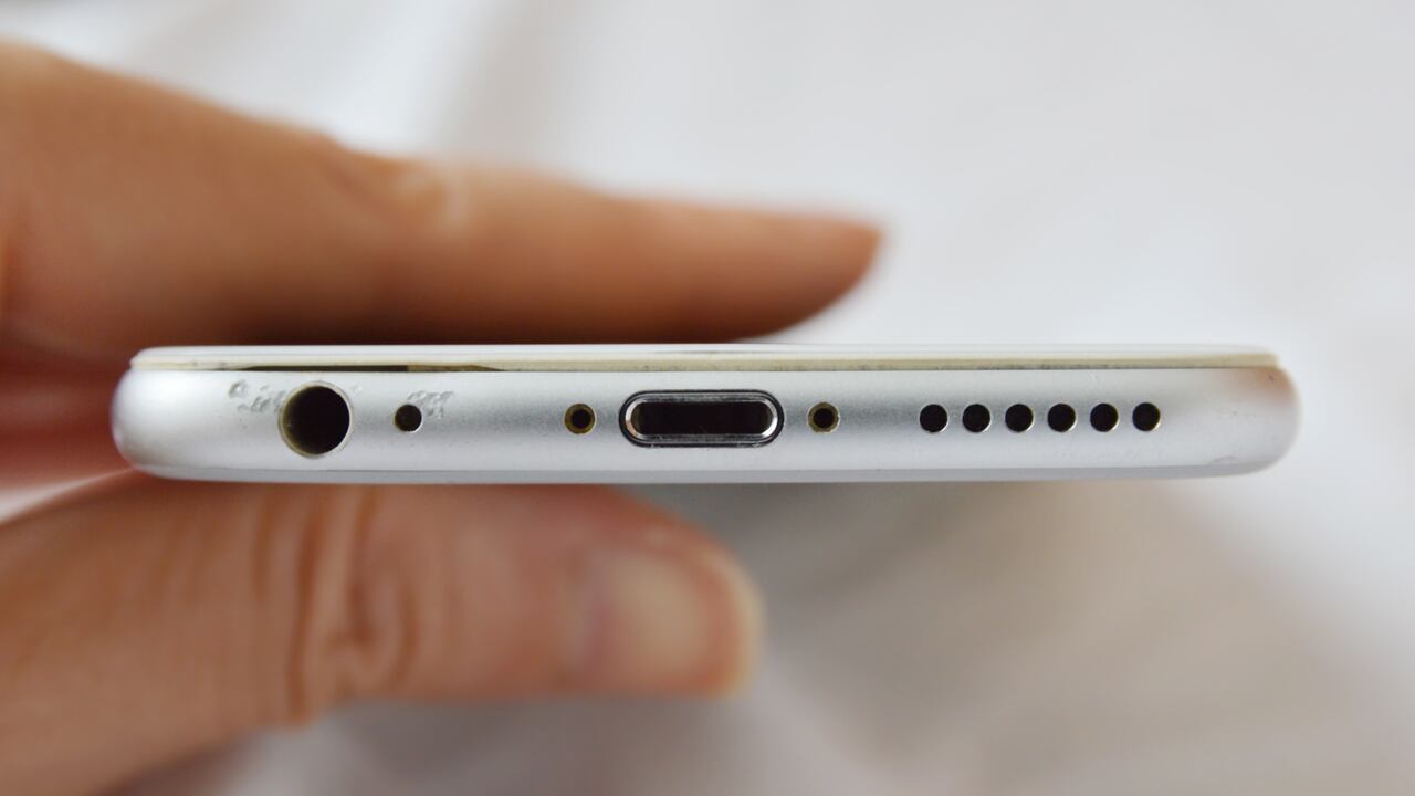 Debido a su pequeño tamaño y posición, muchas personas podrían confundir este agujero con un puerto de reinicio.