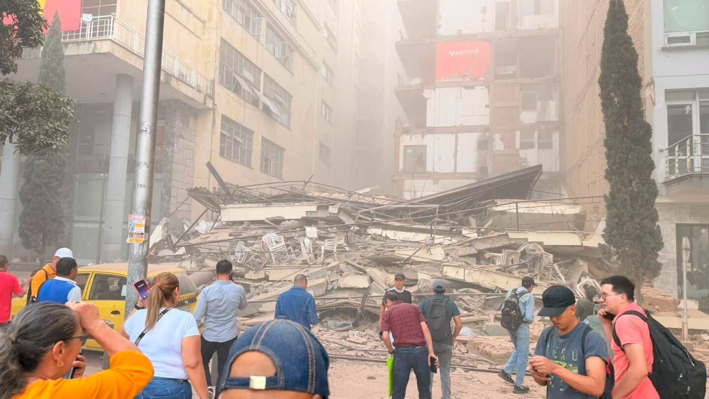 Edificio colapsado en el centro de Pereira tras el terremoto de este lunes.