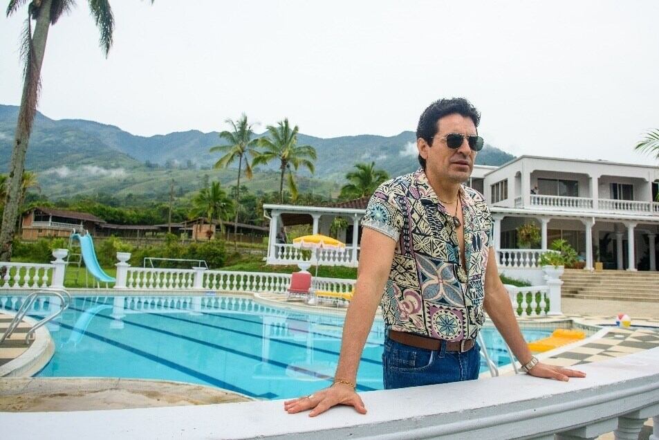 La nueva serie dramática, que narra la infancia del hijo de Pablo Escobar Gaviria, presenta un amplio reparto de personajes que incluye a la familia Escobar y a los sicarios contratados para protegerlo,