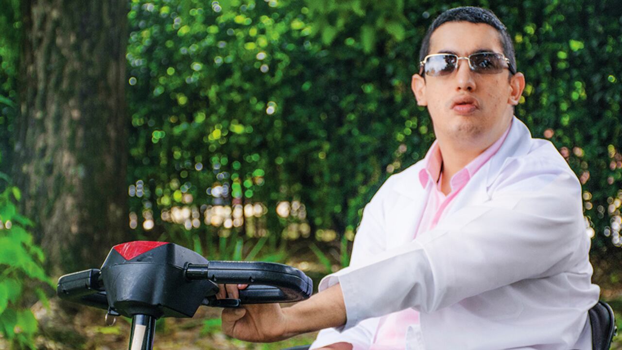 Juan Manuel Collazos, que vive con parálisis cerebral desde niño, se convirtió en médico y ayuda a pacientes con su misma condición de salud.