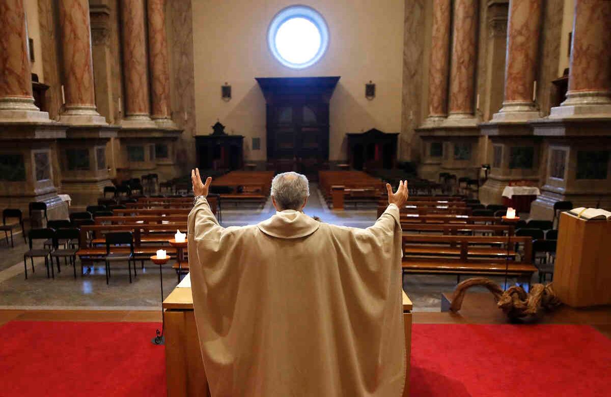 Don Angelo Riva celebra una misa en una iglesia vacía después de la medida de encierro de Italia para prevenir la propagación de covid-19, en Carenno, Italia, el 2 de abril. Italia es el segundo con más casos de coronavirus, luego de Estados Unidos, con 119,827. Foto: Antonio Calanni/ AP. 
