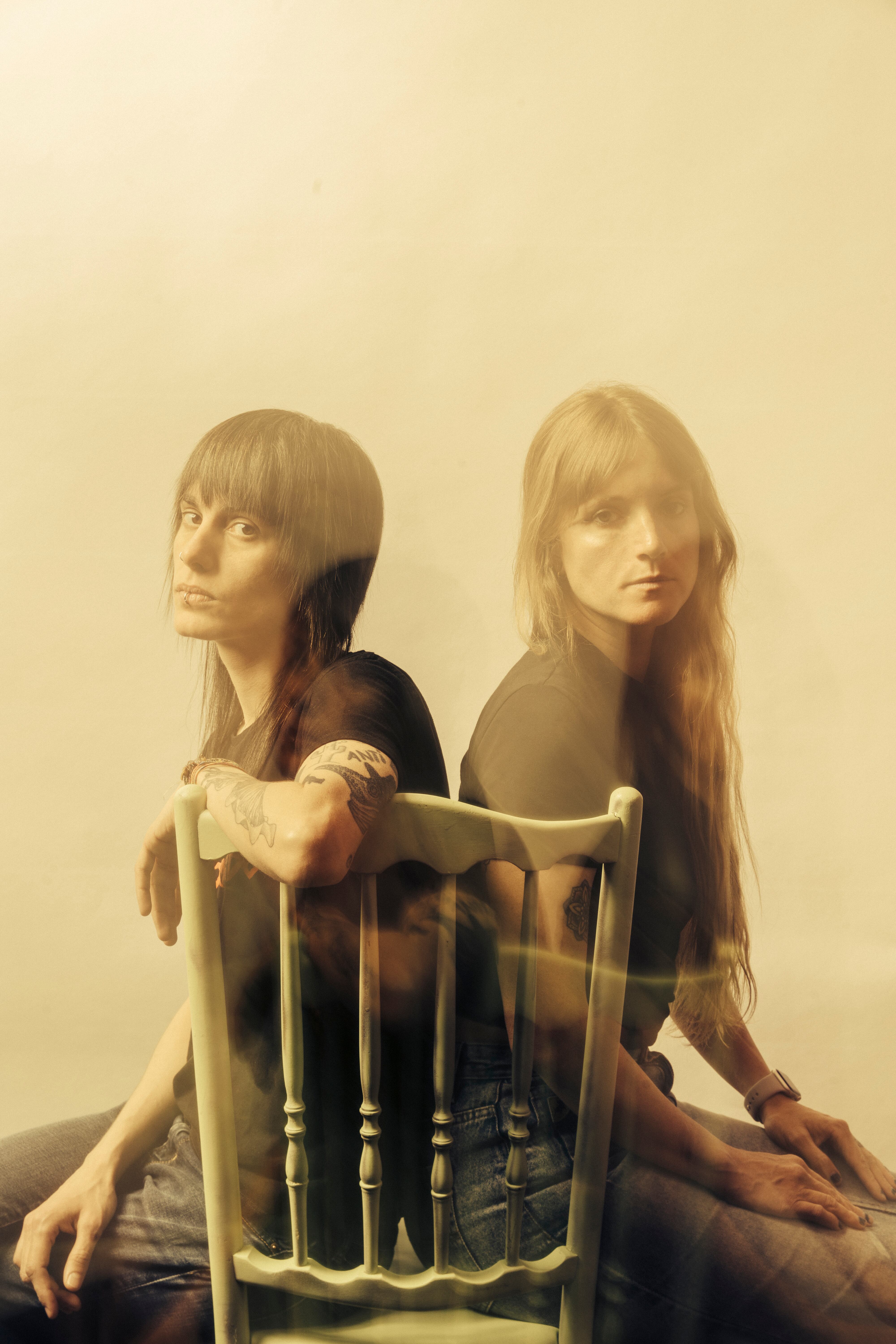 Bala es una banda gallega de stoner rock / grunge formada por la coruñesa Anxela Baltar (guitarra y voz) y la pontevedresa Violeta Mosquera (batería y voz).