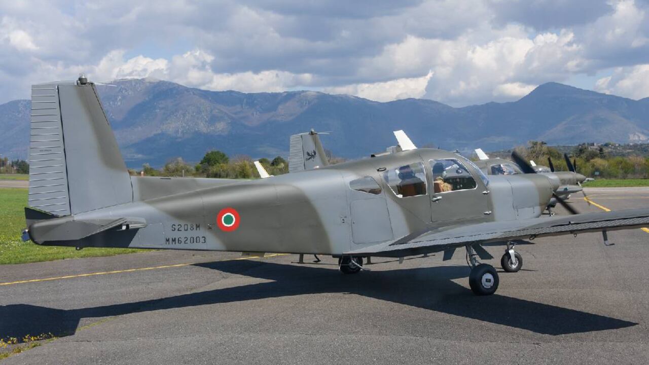Ambos pilotos se encontraban en misión de entrenamiento, a bordo de dos aviones U-208 (aeronave de una sola hélice), precisó una nota de la Fuerza Aérea.