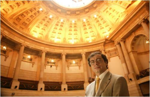  En favor 
de la verdad
Senador Gustavo Petro, 
Polo Democrático

El senador Gustavo Petro, del Polo Democrático Alternativo, brilló en 2006. Sus debates fueron oportunos e impactantes. Tuvo un golpe de suerte cuando la Corte Suprema llamó a indagatoria a tres congresistas de Sucre el mismo día en que citó a un debate sobre el tema. La coincidencia les dio visibilidad y credibilidad a sus denuncias. 
Es beligerante y polémico. Sus rivales políticos no le perdonan su radicalismo ni su amistad con Hugo Chávez. Dentro del Polo le cuestionan las distancias que ha marcado con el alcalde de Bogotá, Luis Eduardo Garzón. 
En las elecciones le fue bien. Estuvo entre los senadores más votados y logró 8.341 votos en Sincelejo, con lo que derrotó a los caciques locales a quienes ha denunciado. Aunque lo mencionan como el mejor congresista sus amigos más cercanos aseguran que en el futuro le apuntará a la Presidencia, pero Petro, sobre todo después de su protagonismo en 2006, se siente como 