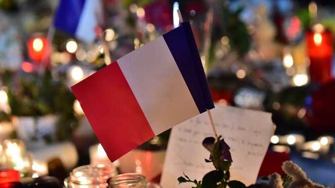En Francia, un camión atropelló y mató a casi 100 personas en la ciudad de Niza durante la celebración de la fiesta nacional de ese país. 