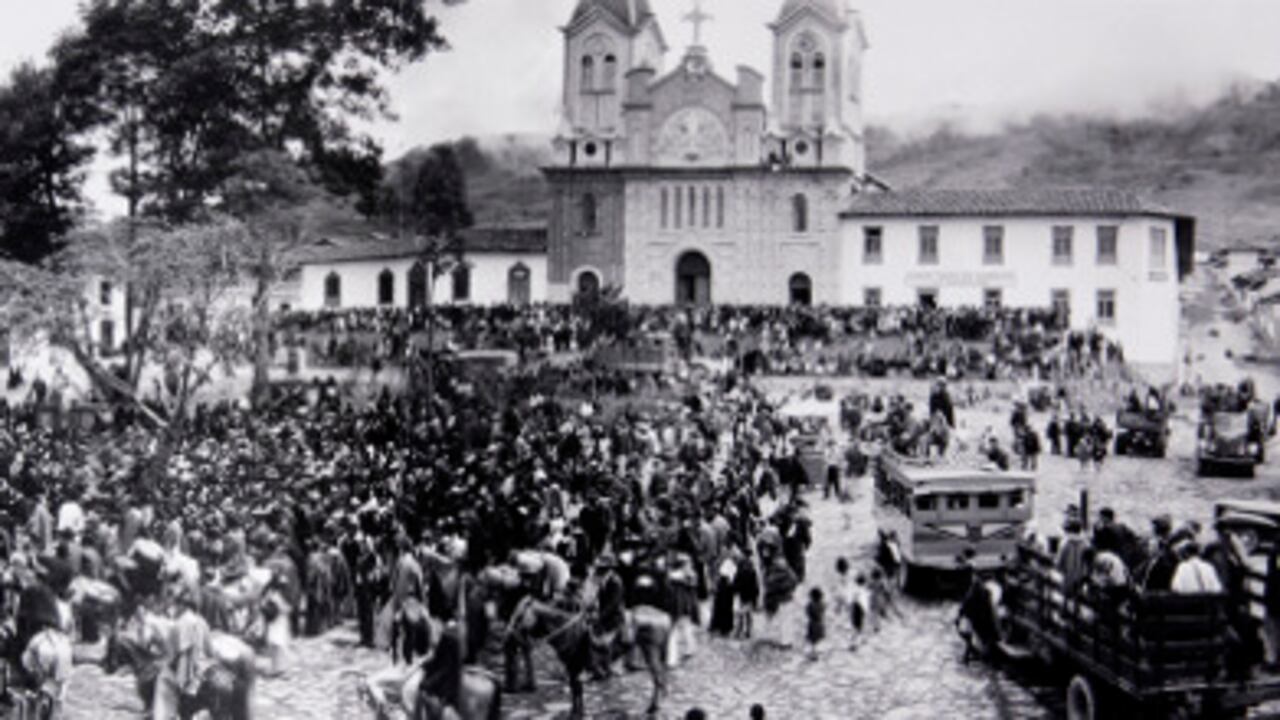 Festividades en San José de la Montaña (Antioquia), 1945. Fotografía de Alberto Palacio. Biblioteca Pública Piloto de Medellín.