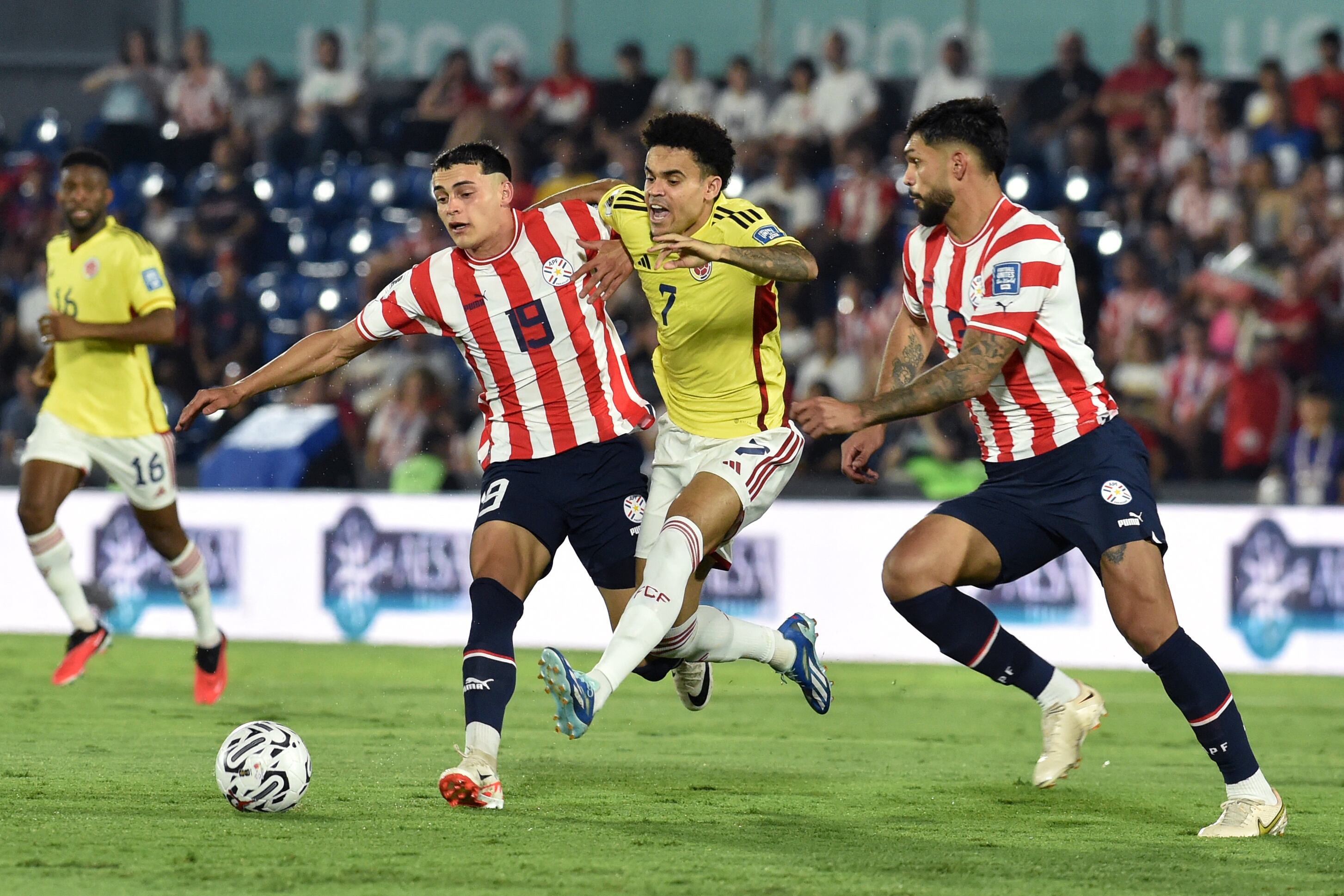 Luis Díaz en el juego ante Paraguay por la eliminatoria sudamericana rumbo al Mundial 2026