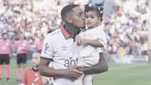 Juan Izquierdo con su hija de cuatro años en un partido de Nacional