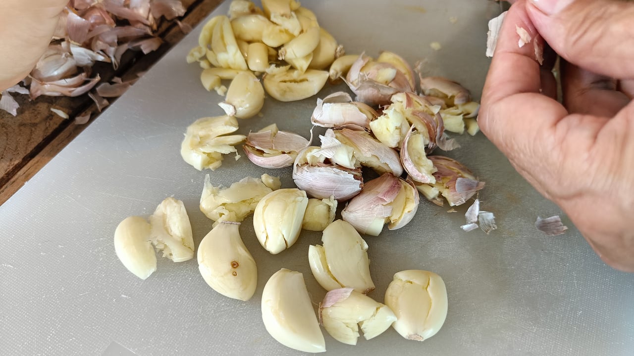 La cáscara de ajo puede ser útil para el organismo.