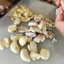 La cáscara de ajo puede ser útil para el organismo.