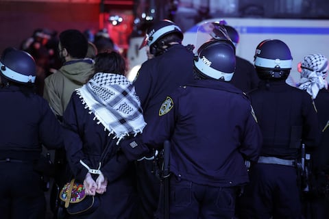 Policía comienza a desalojar a manifestantes propalestinos de la Universidad de Columbia