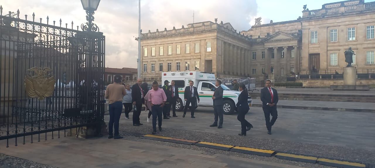 El traslado de la señora que se desmayó mientras el presidente Gustavo Petro ofrecía un discurso defendiendo la reforma a la salud, en Bogotá