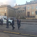 El traslado de la señora que se desmayó mientras el presidente Gustavo Petro ofrecía un discurso defendiendo la reforma a la salud, en Bogotá