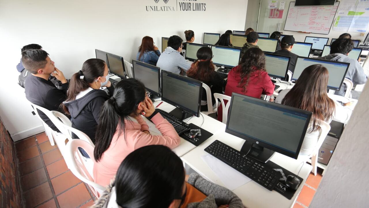 Quien haga uso de aparatos electrónicos como el celular podría ser suspendido y acarrear sanciones.