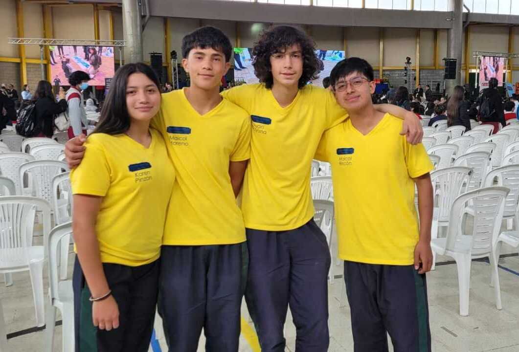 Karen Pinzón, Maicol Moreno, Juan Bayona y Maicol Rincón desarrollaron en una semana una página.