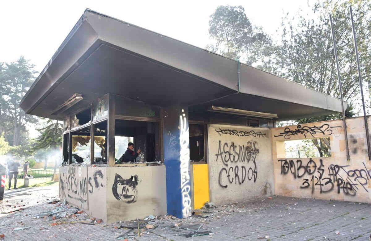 El CAI de Villas de Granada, en Engativá, fue uno de los 22 establecimientos de este tipo incinerados en Bogotá, 27 estaciones restantes fueron vandalizadas. Alexandra Ruiz / SEMANA.