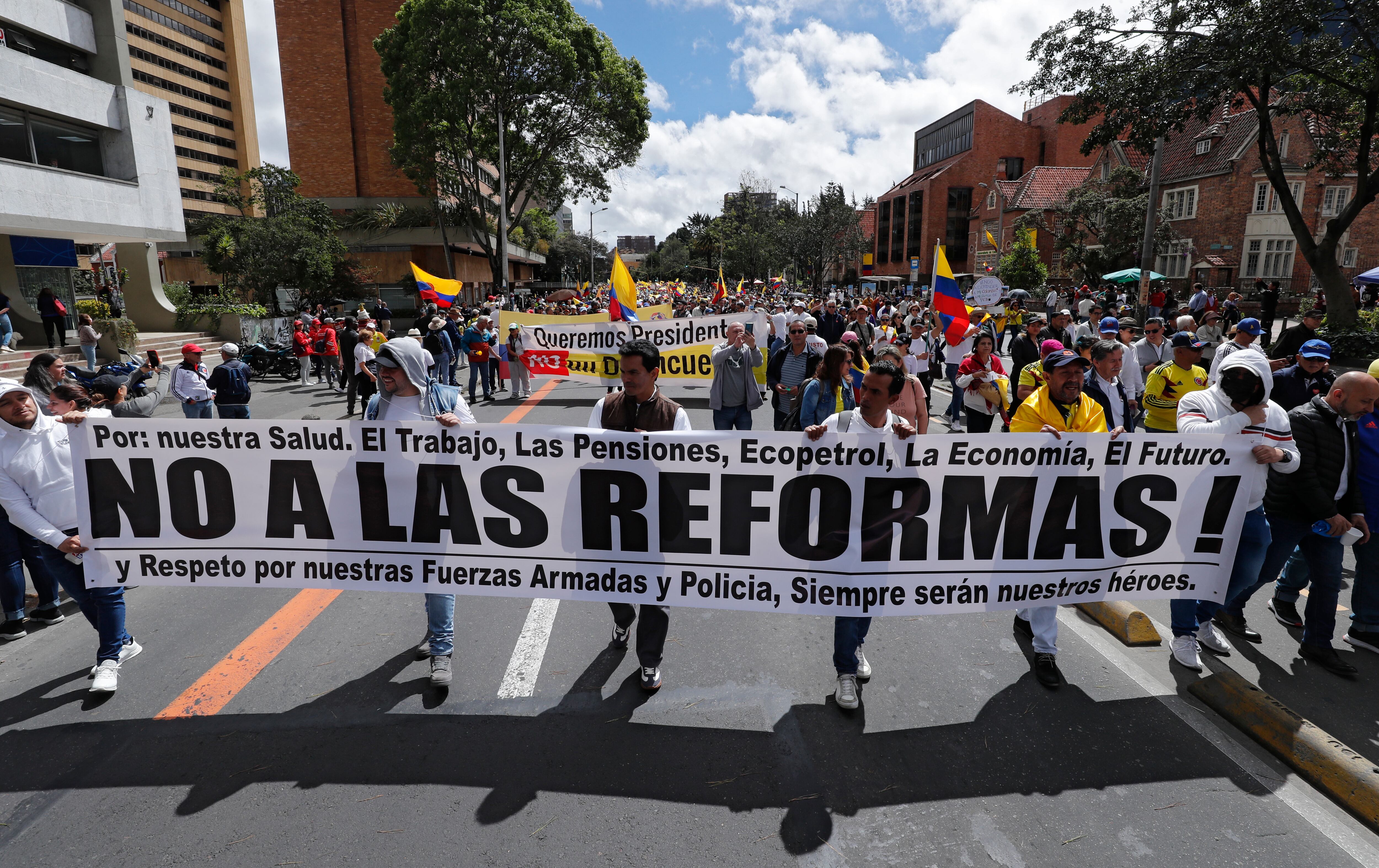 Miles de colombianos se dieron cita para protestar en contra de las reformas que busca aprobar el gobierno del presidente Gustavo Petro, en la llamada Marcha de la Mayoría.
cambio
Bogota junio 20 del 2023
Foto Guillermo Torres Reina / Semana