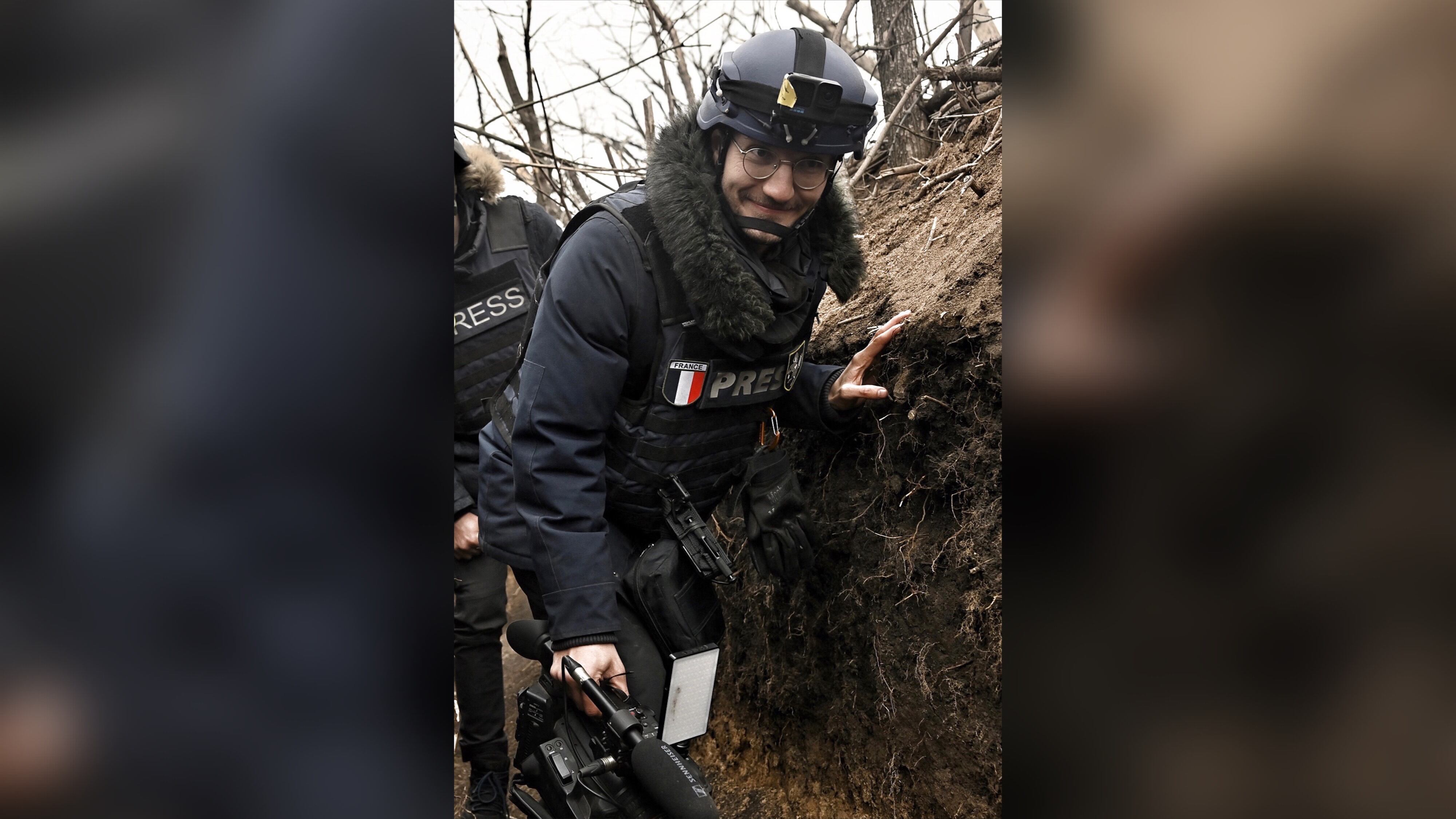 El periodista de AFP Arman Soldin camina en una trinchera mientras cubre la guerra en Ucrania el 18 de marzo de 2023. 
Aris MESINIS / AFP