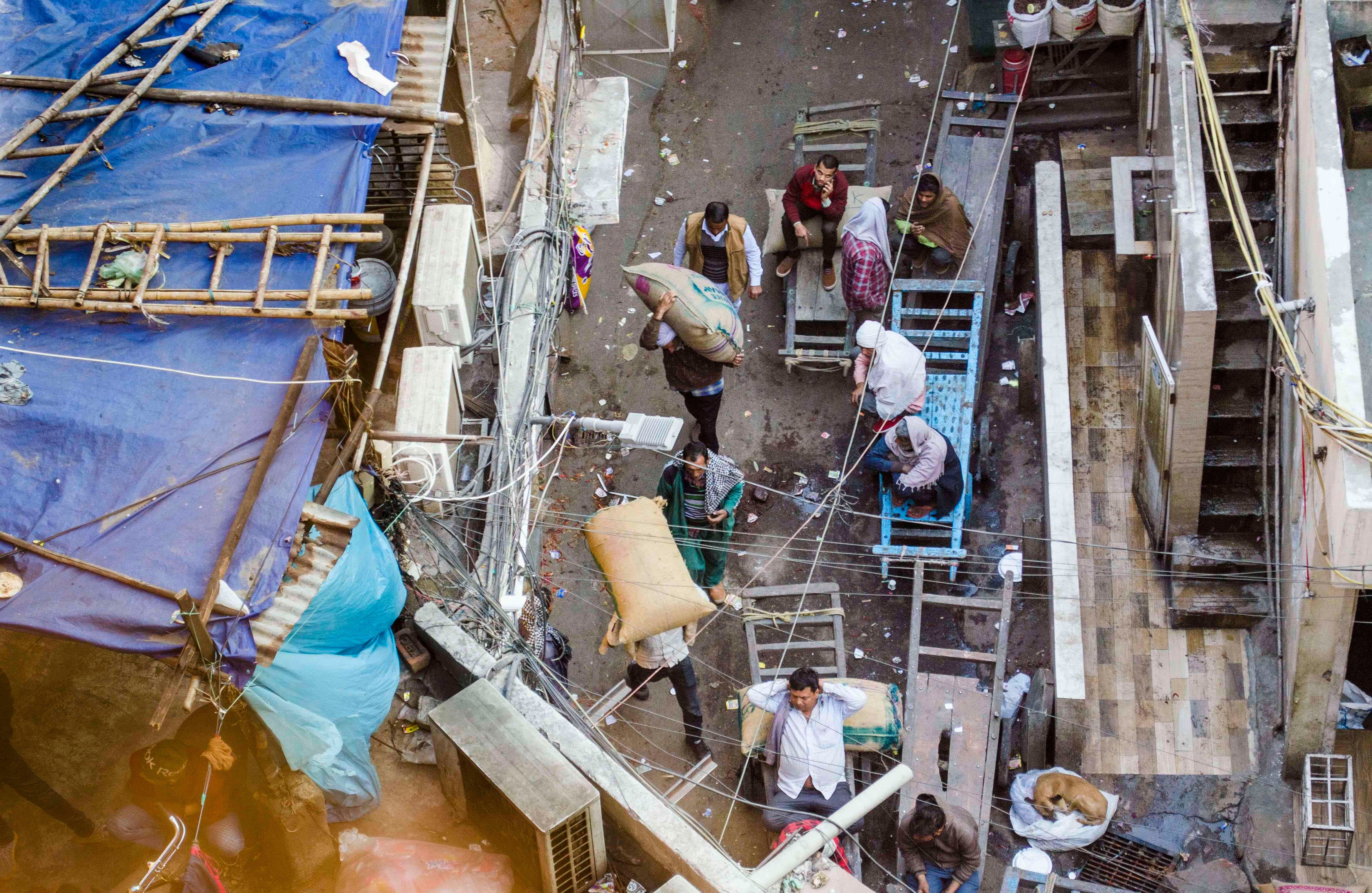 Gadodia es un lugar de movimiento para los costales y las carretas que trasladan las especias. Fotografía: Katerine Lara Rojas