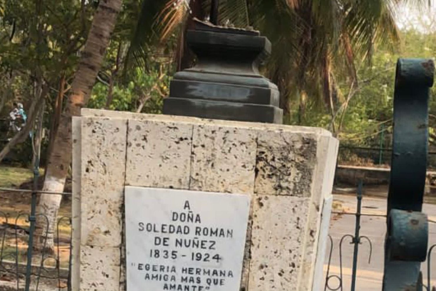 Busto robado de Soledad Román De Núñez