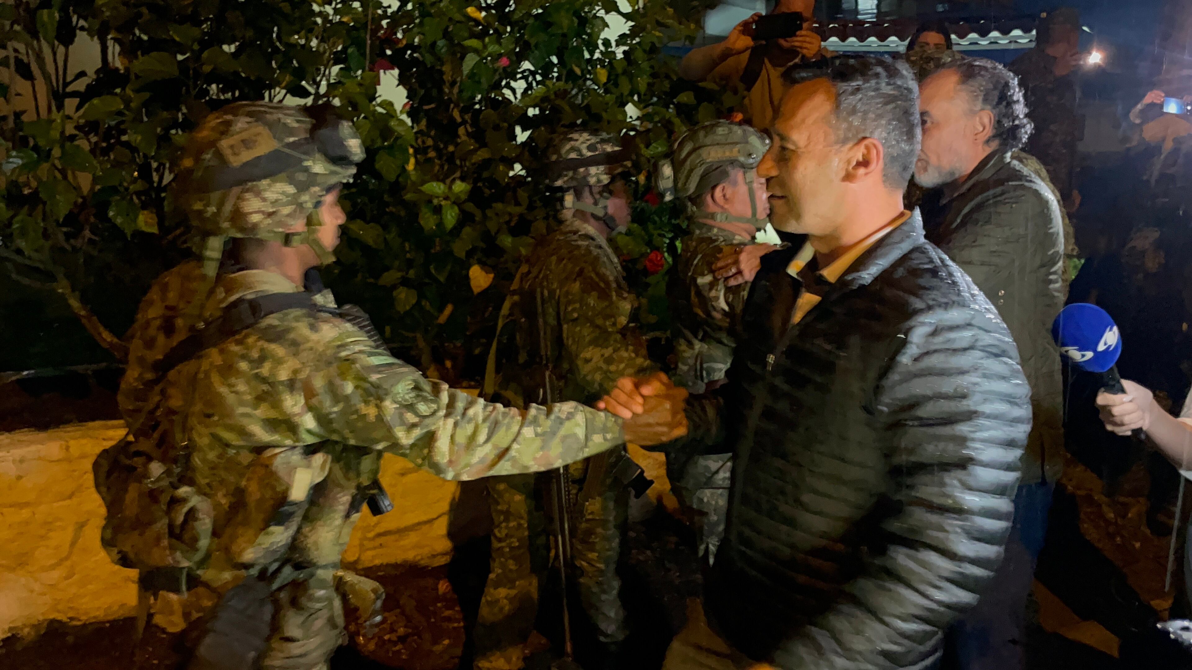 El ministro de Defensa, Pedro Sánchez, saludó uno a uno a los militares que recobraron su libertad.