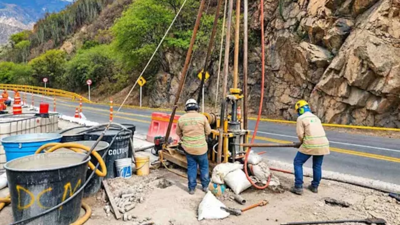 La vía San Gil-Bucaramanga mantiene restricciones de tránsito en el sector Pescadero debido a la pérdida de banca.