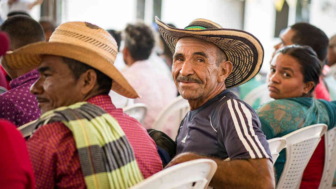 Estudio revela que la mayoría de las personas se informan por redes sociales.