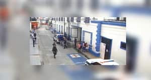 El senador Alex Flórez compartió imágenes del momento en el que los policías estarían entregando en un centro asistencial a los jóvenes que fueron asesinados.