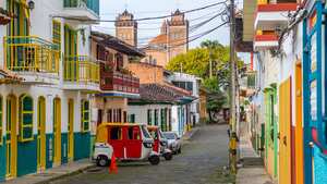 vista de la calle de la ciudad colonial de jericó en antioquia, colombia
