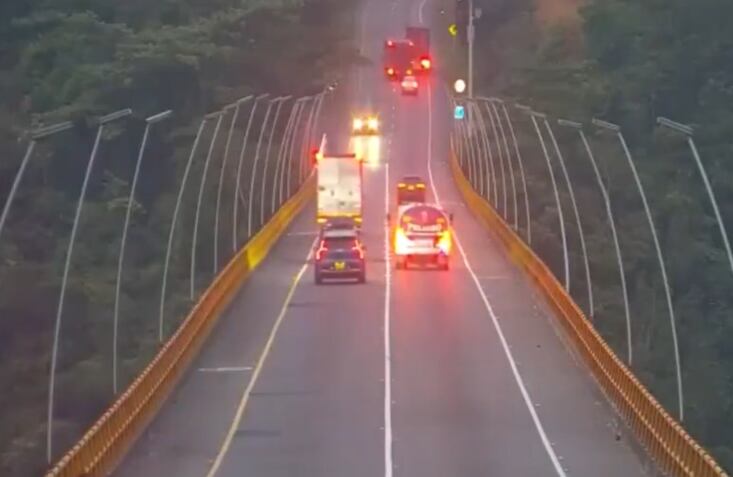 Momento que conductor de camioneta ingresó en contravía al túnel de Gualanday