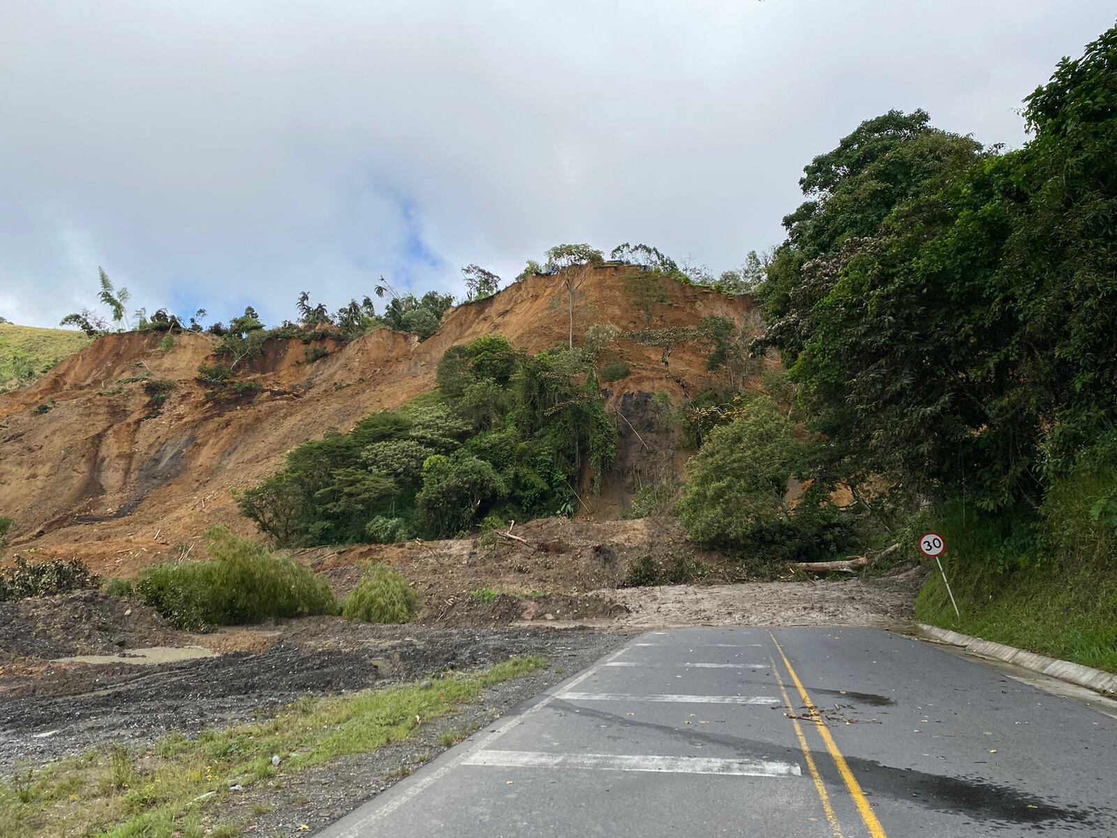Así quedó el paso vehicular en la vía Panamericana a la altura de Rosas, Cauca